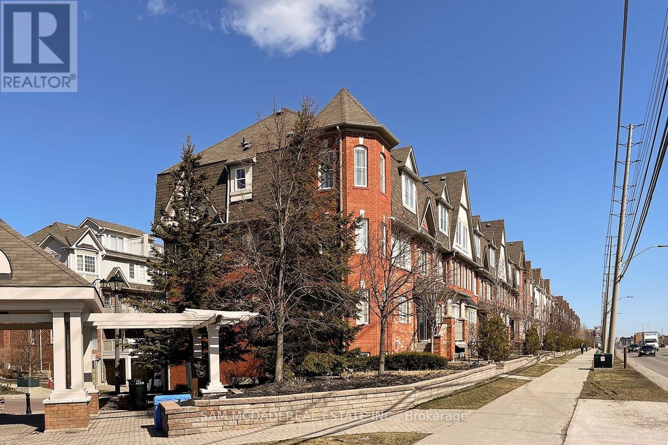 2 - 639 DUNDAS STREET W - Photo 3