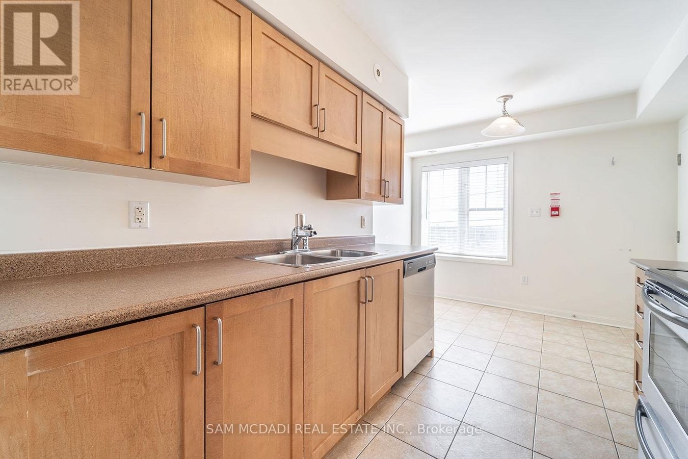 2 - 639 DUNDAS STREET W - Photo 16