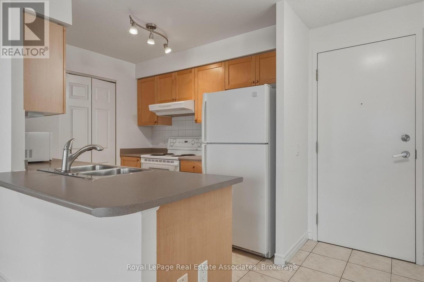 1202 - 55 STRATHAVEN DRIVE - Photo 2