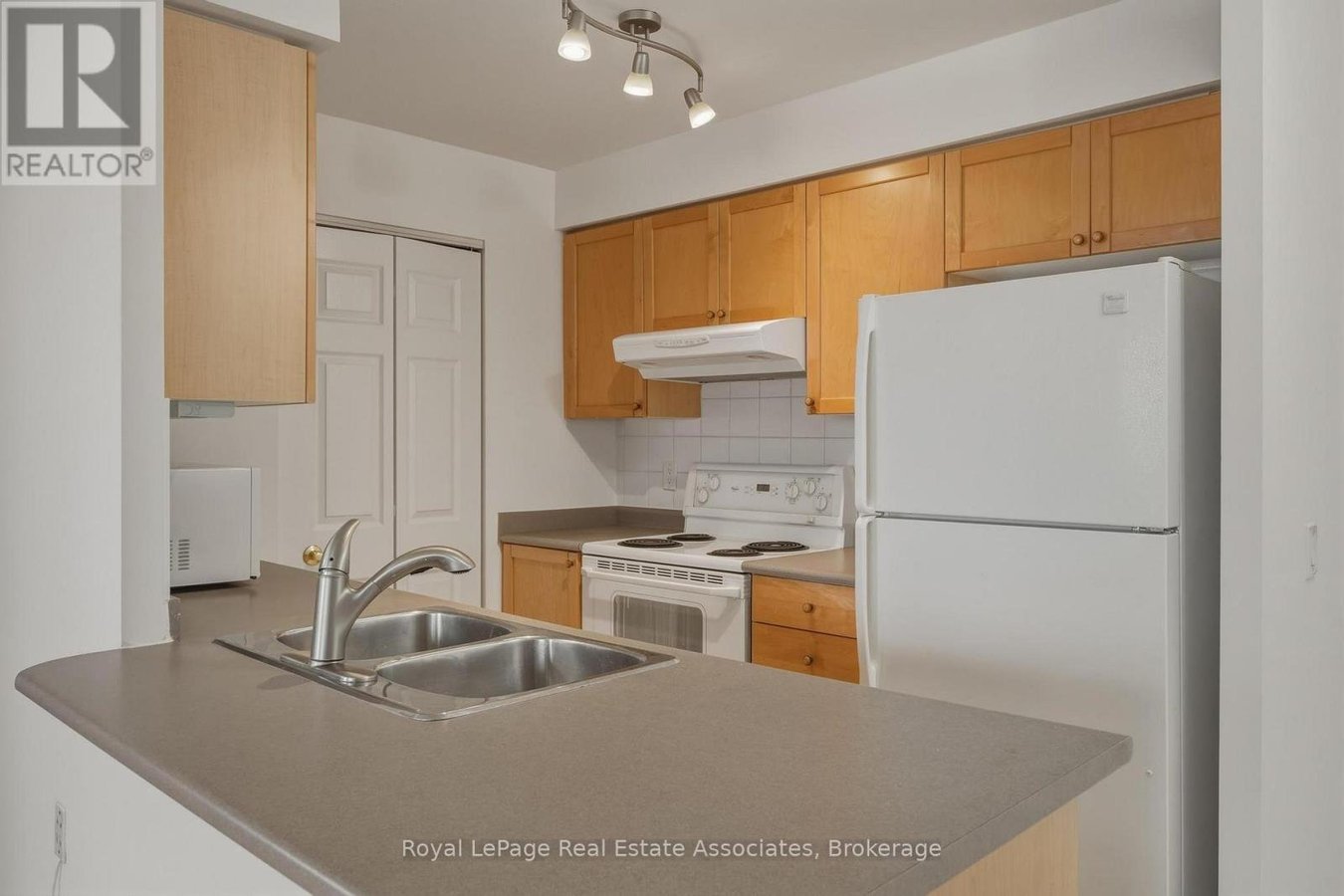 1202 - 55 STRATHAVEN DRIVE - Photo 3
