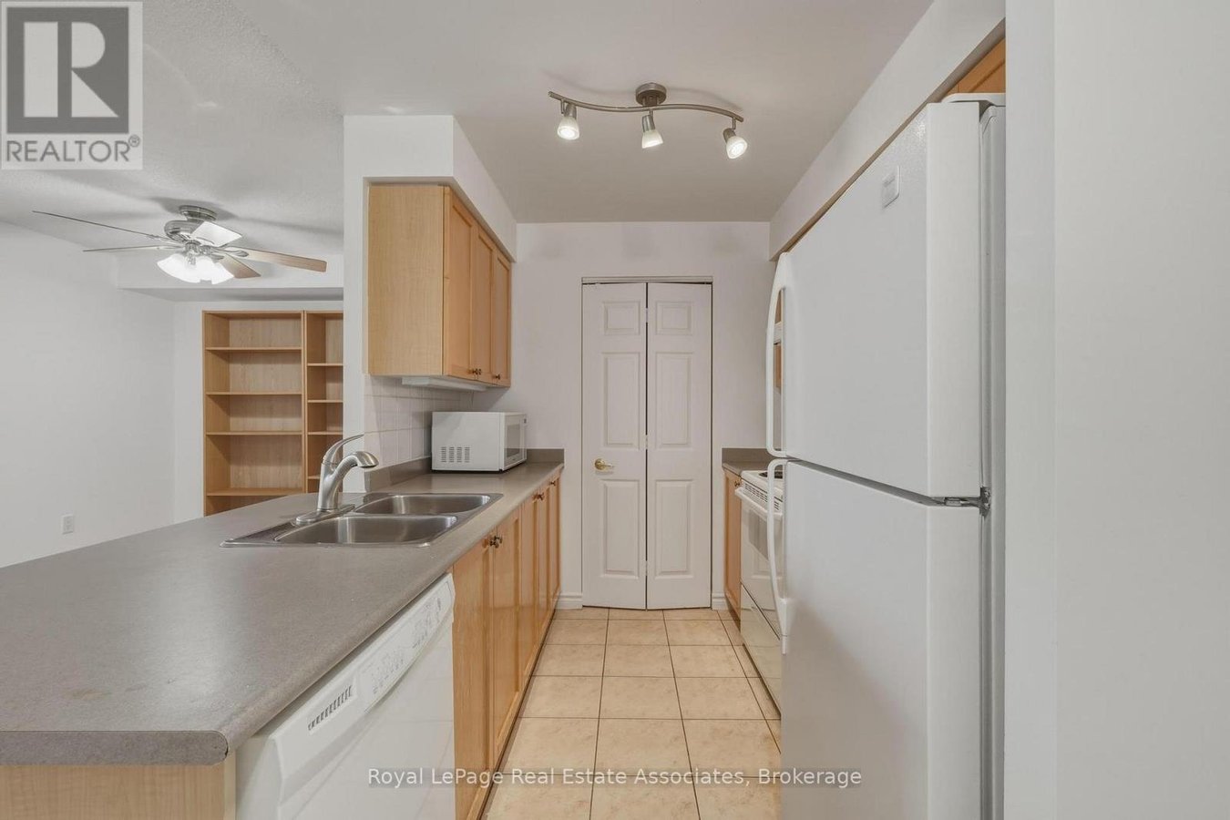 1202 - 55 STRATHAVEN DRIVE - Photo 4