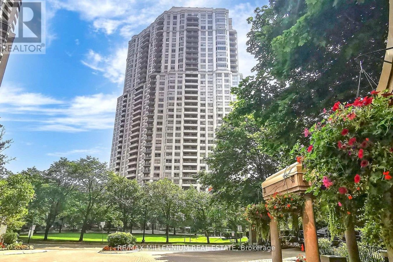 423 - 25 KINGSBRIDGE GARDEN CIRCLE - Photo 2