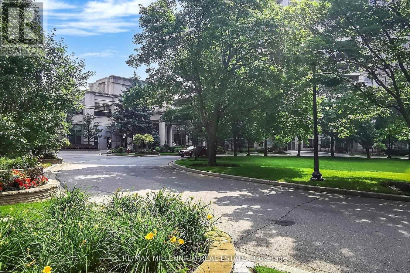 423 - 25 KINGSBRIDGE GARDEN CIRCLE - Photo 3