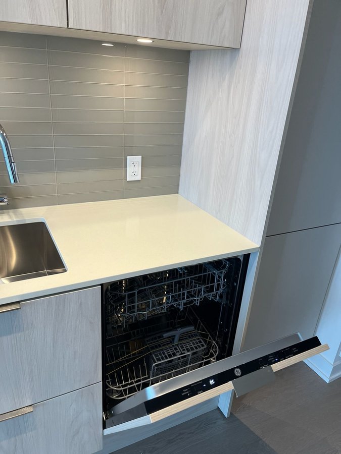 448 Burnhamthorpe Road West - Photo 2