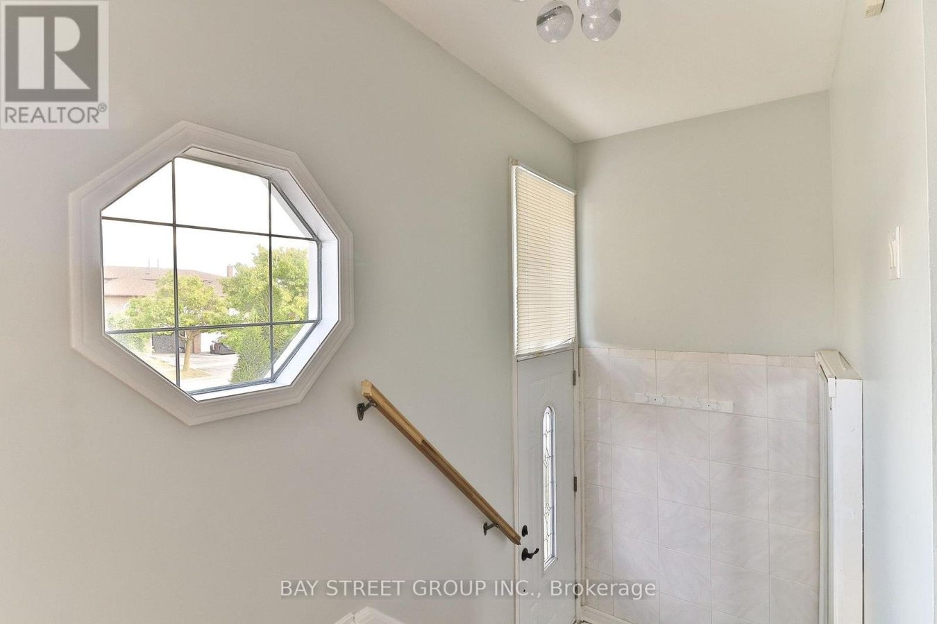 UPPER UNIT - 489 FERGO AVENUE - Photo 2
