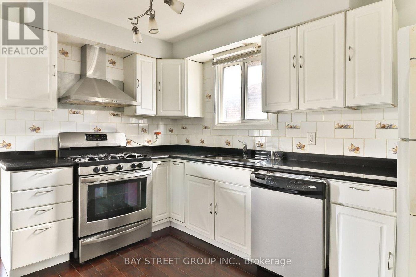 UPPER UNIT - 489 FERGO AVENUE - Photo 3