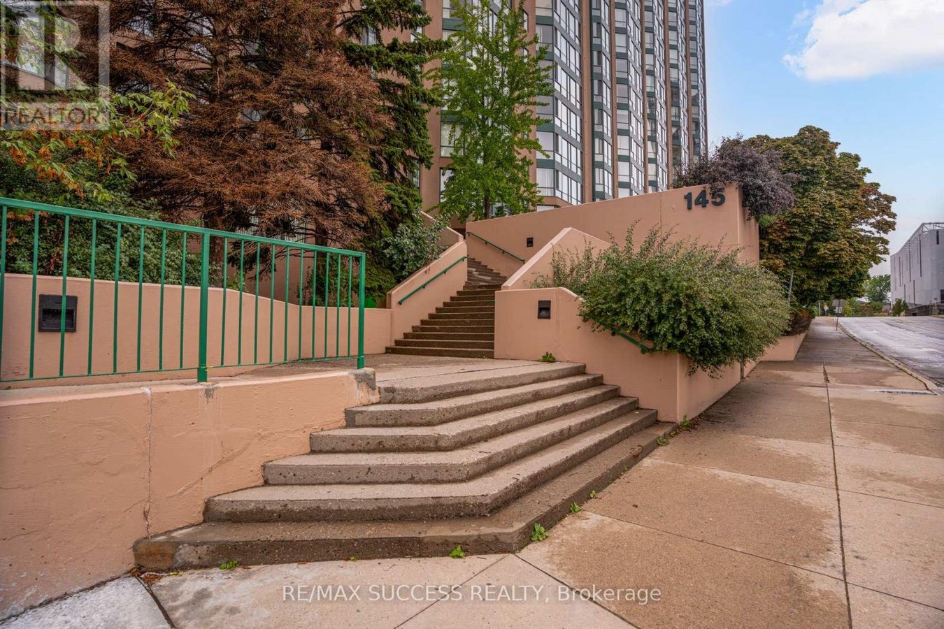 713 - 145 HILLCREST AVENUE - Photo 6