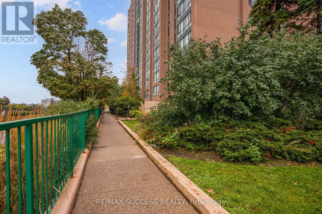 713 - 145 HILLCREST AVENUE - Photo 10