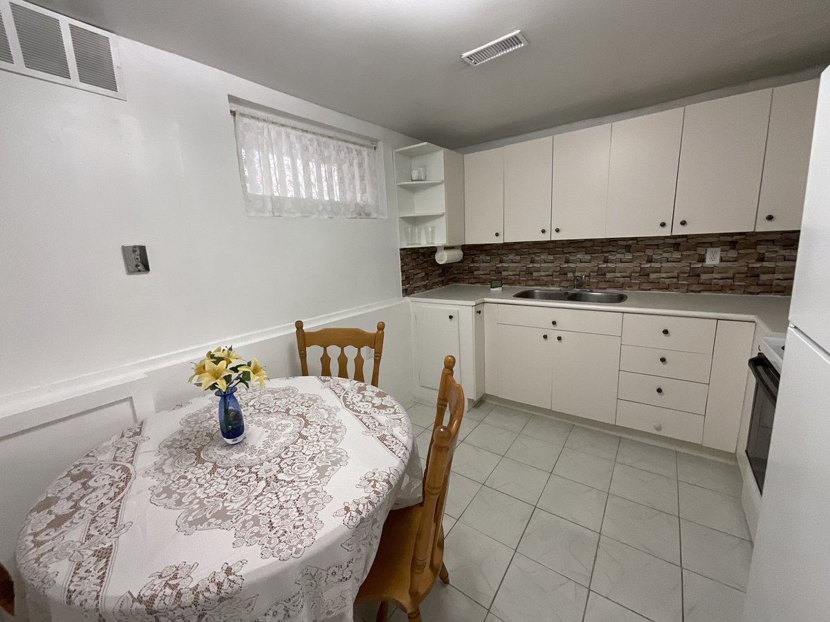 3653 Holden Crescent - Photo 6