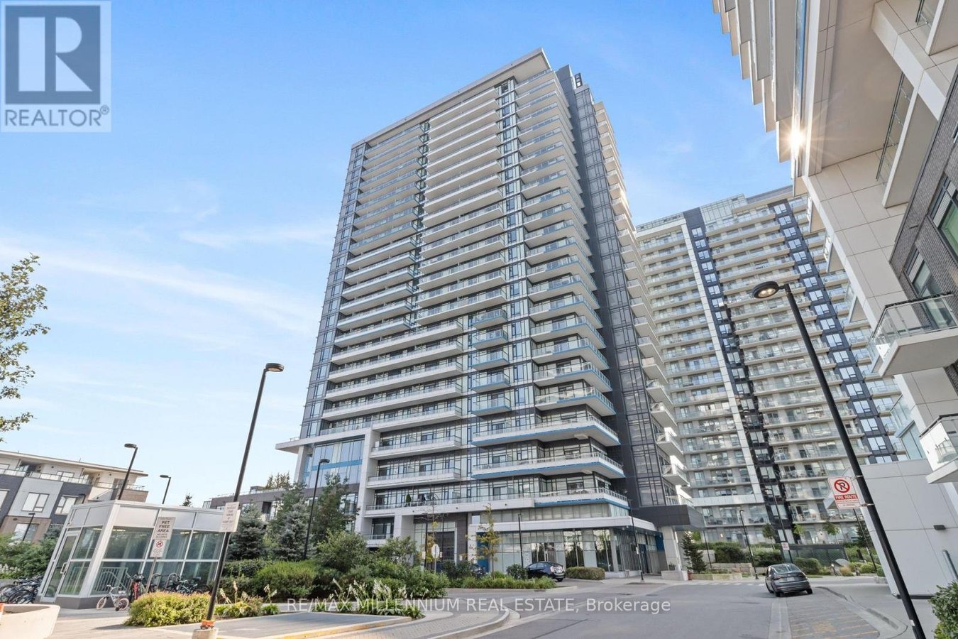 609 - 2560 EGLINTON W AVENUE - Photo 2