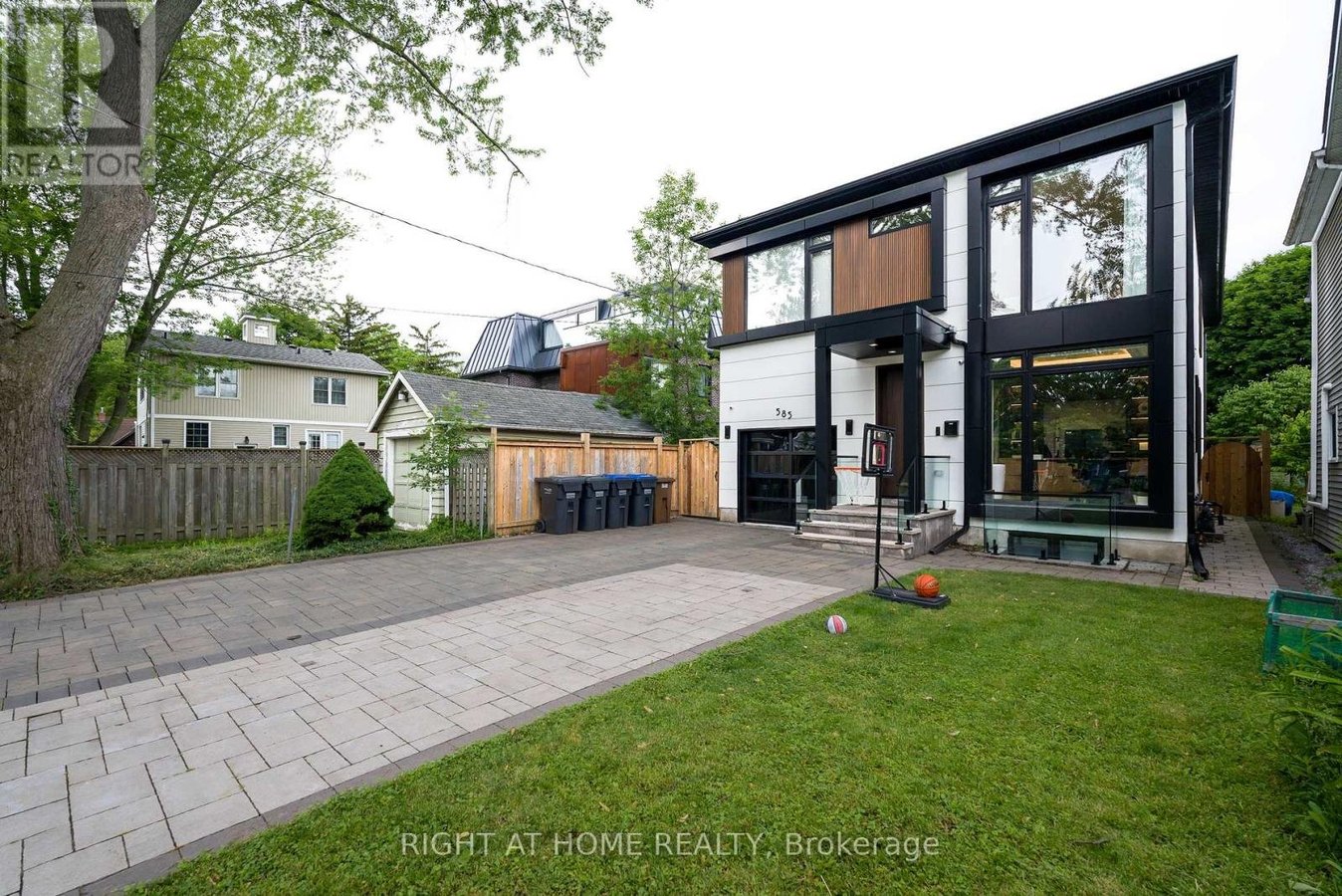 585 MONTBECK CRESCENT - Photo 1