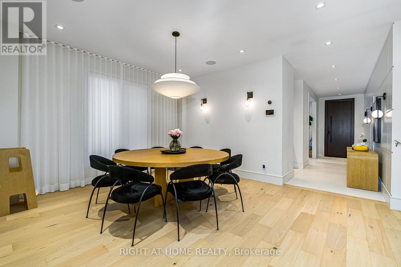 585 MONTBECK CRESCENT - Photo 7
