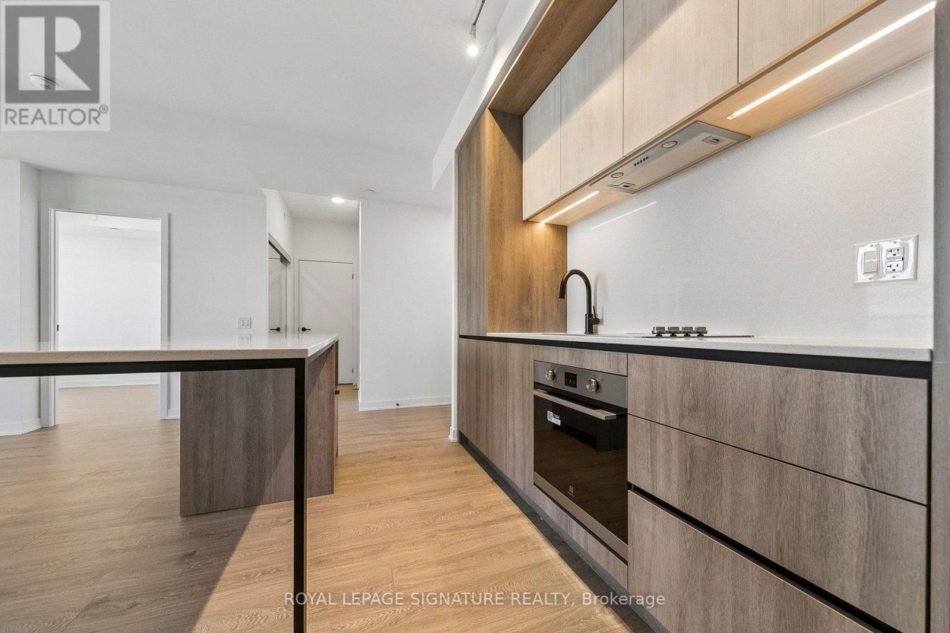908 - 2495 EGLINTON AVENUE W - Photo 2