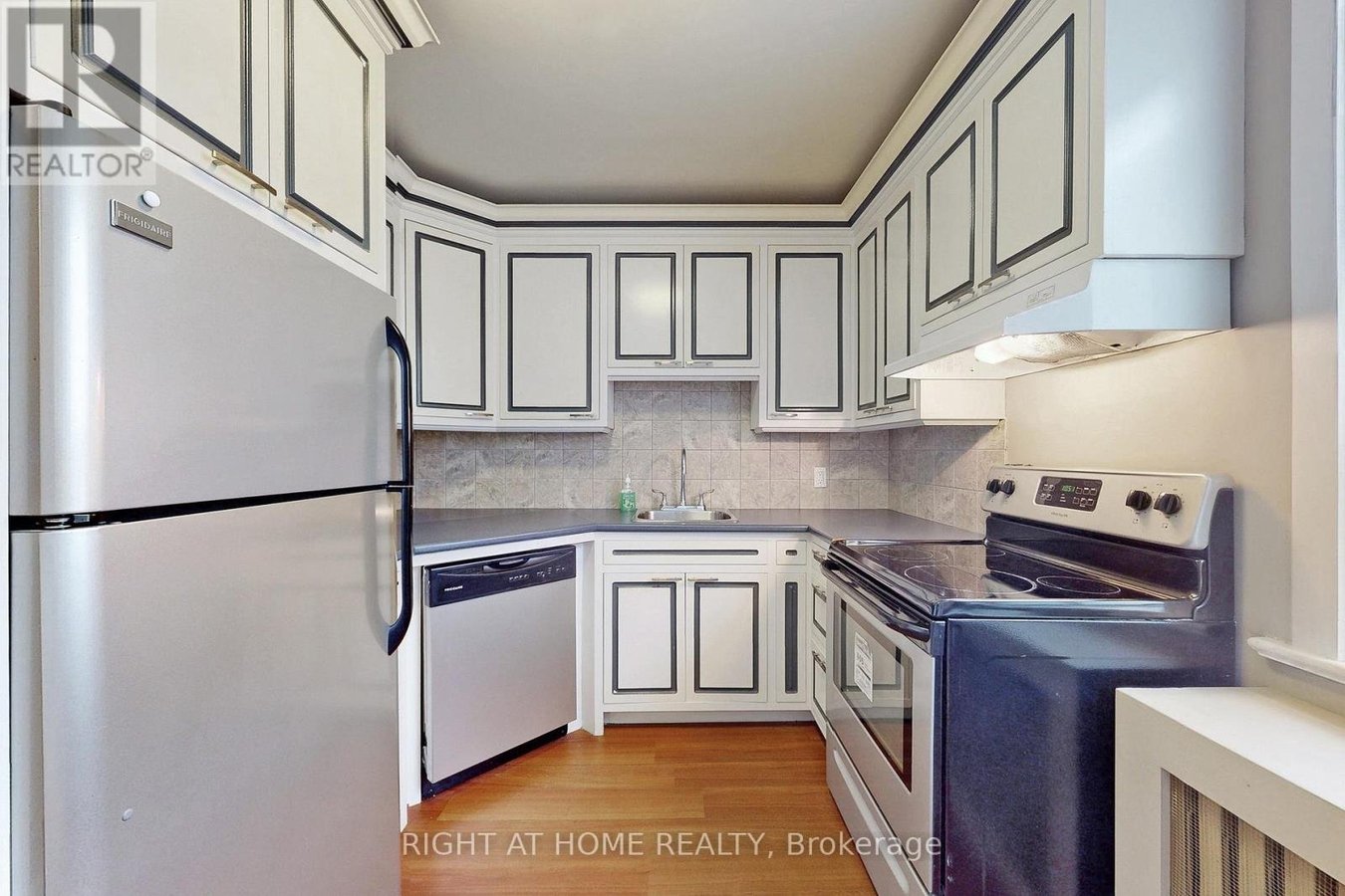 #A - 255 LAKESHORE ROAD E - Photo 12