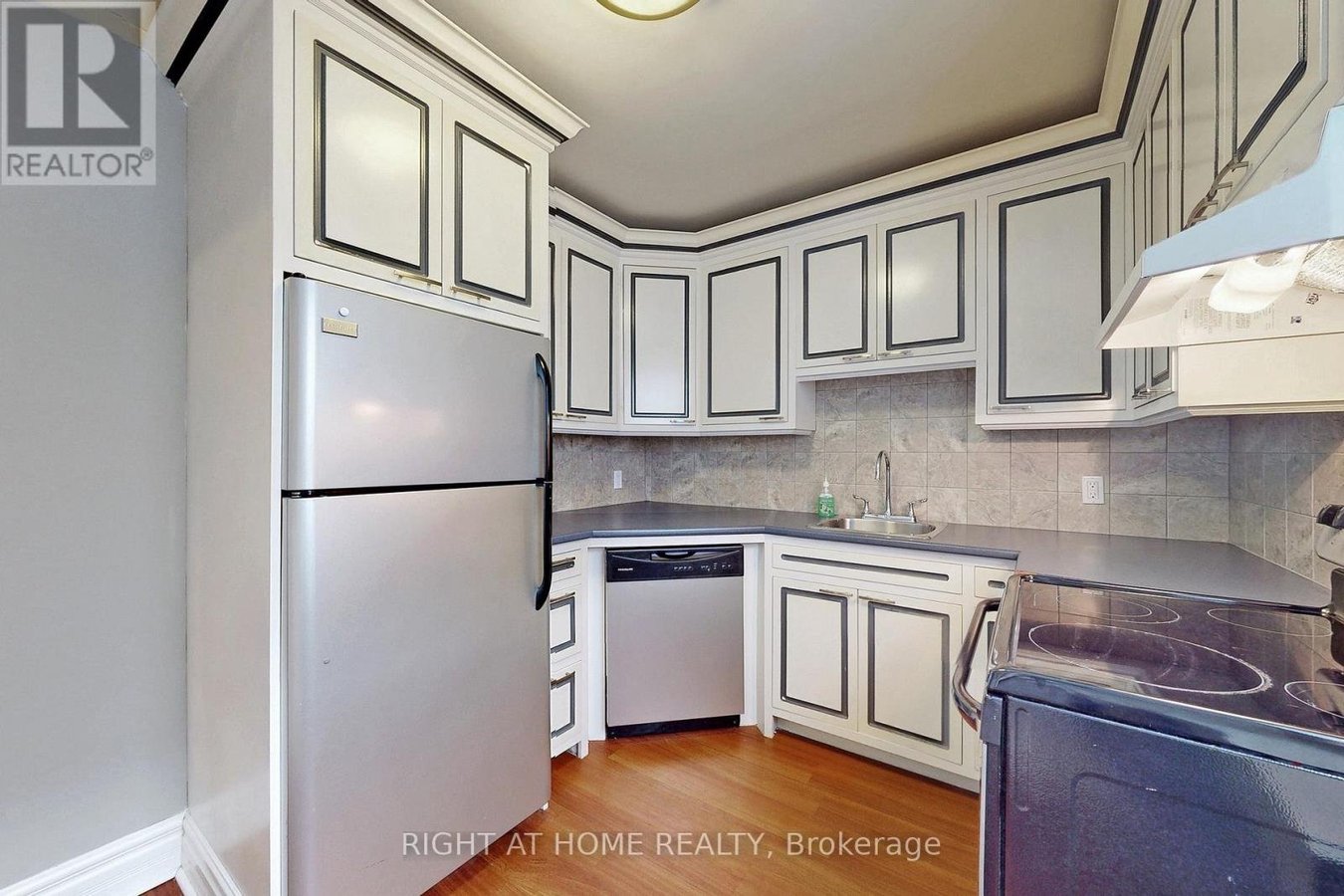 #A - 255 LAKESHORE ROAD E - Photo 13