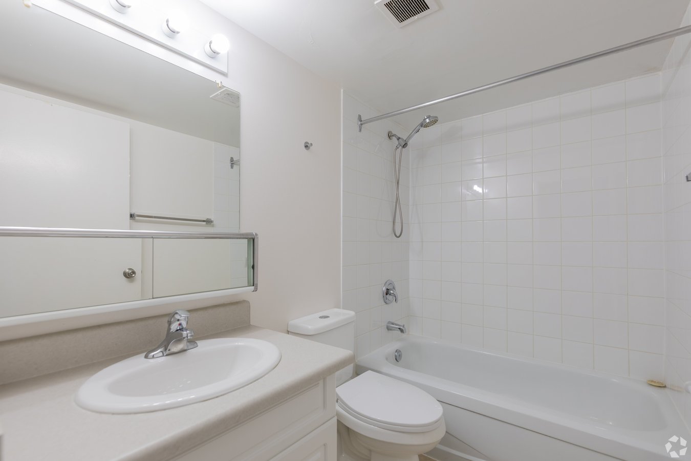 1850 Rathburn Road East - Photo 4