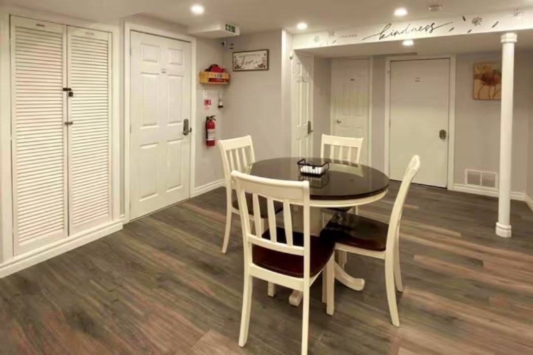 Testimony Square - Photo 13