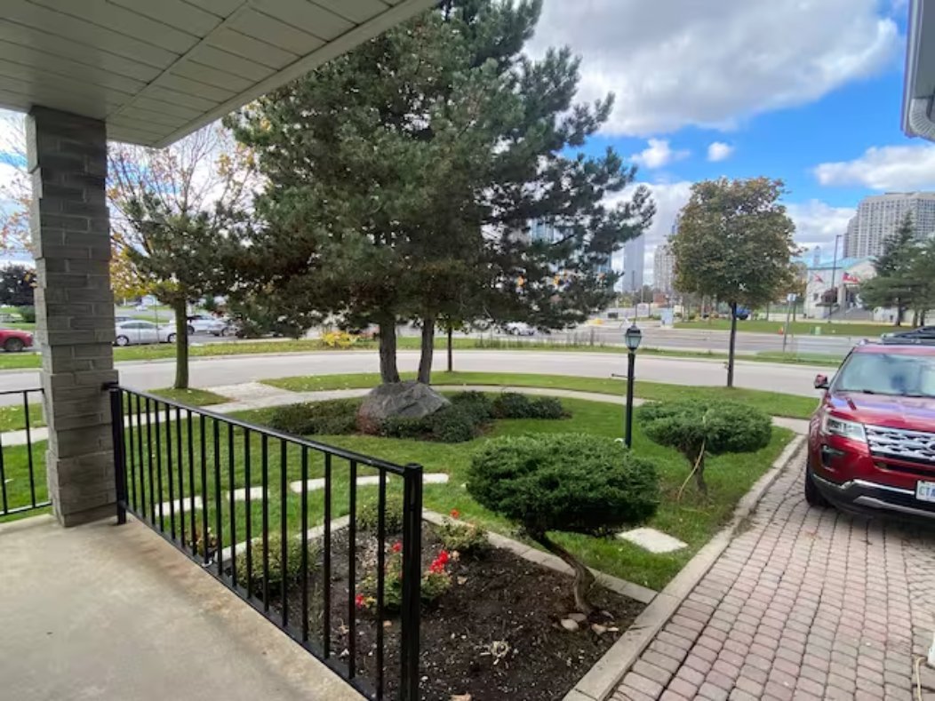 Testimony Square - Photo 19