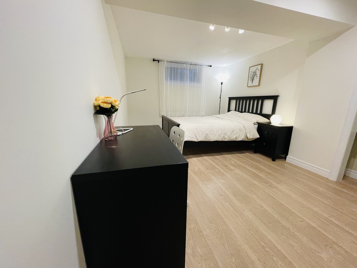 2263 Harcourt Crescent - Photo 2