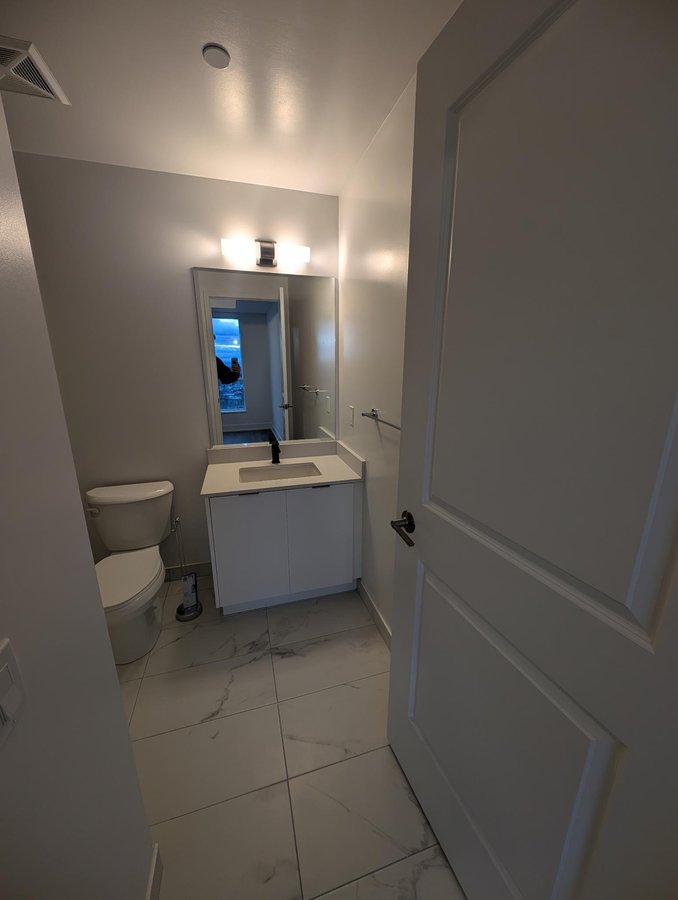 202 Burnhamthorpe Road East - Photo 2