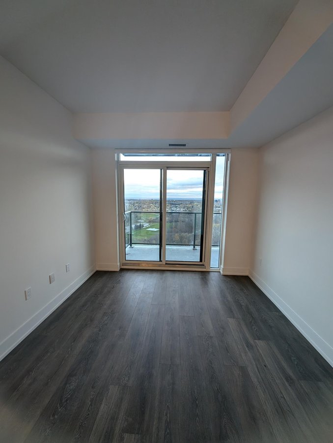 202 Burnhamthorpe Road East - Photo 1
