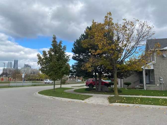 Testimony Square - Photo 18