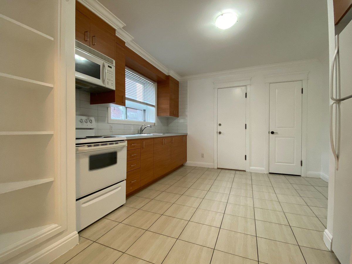 690 Avenue Ogilvy - Photo 2