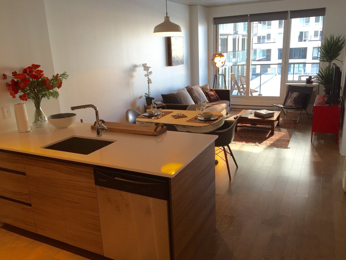 235 Rue Peel - Photo 1