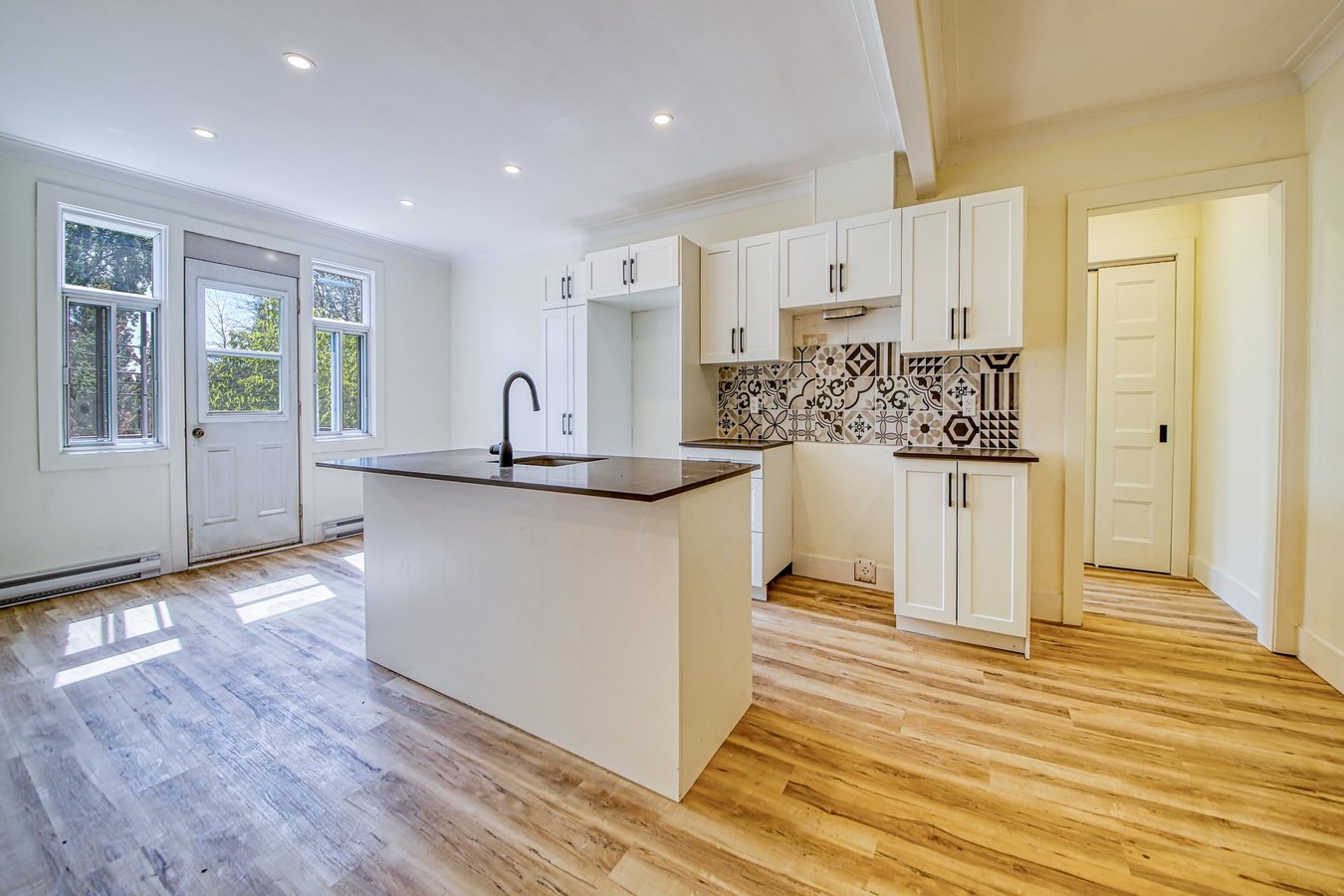 5170 Avenue West Hill - Photo 1