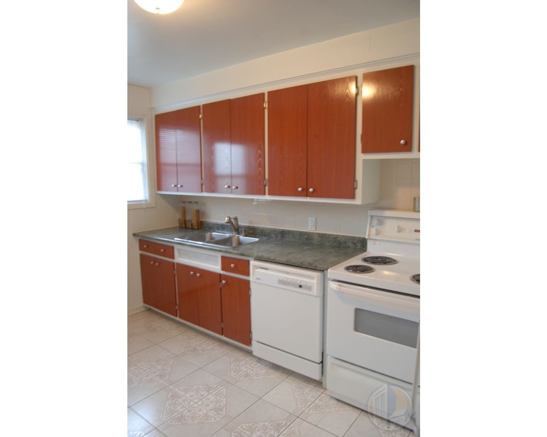 WATERFRONT 4 1/2*RENOVATED*HARDWOOD*APPLIANCES - Photo 1