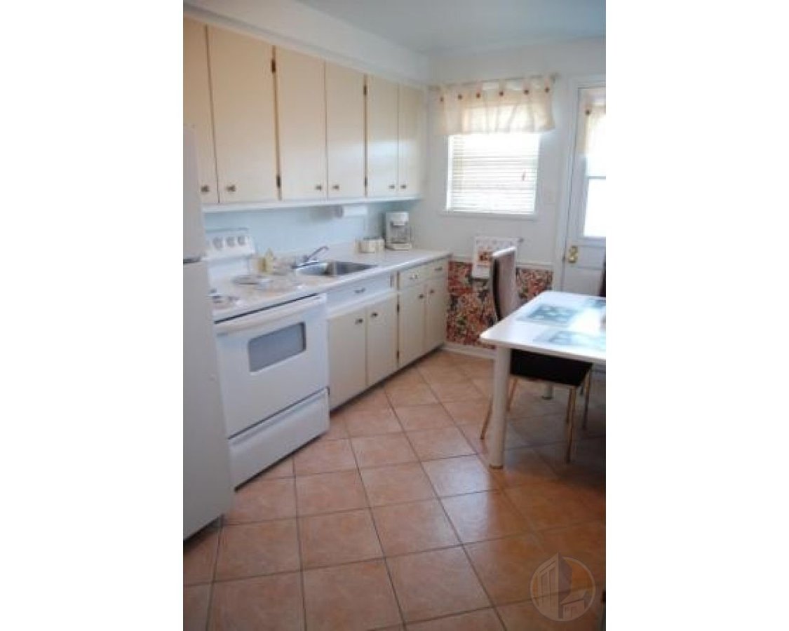 WATERFRONT 4 1/2*RENOVATED*HARDWOOD*APPLIANCES - Photo 2