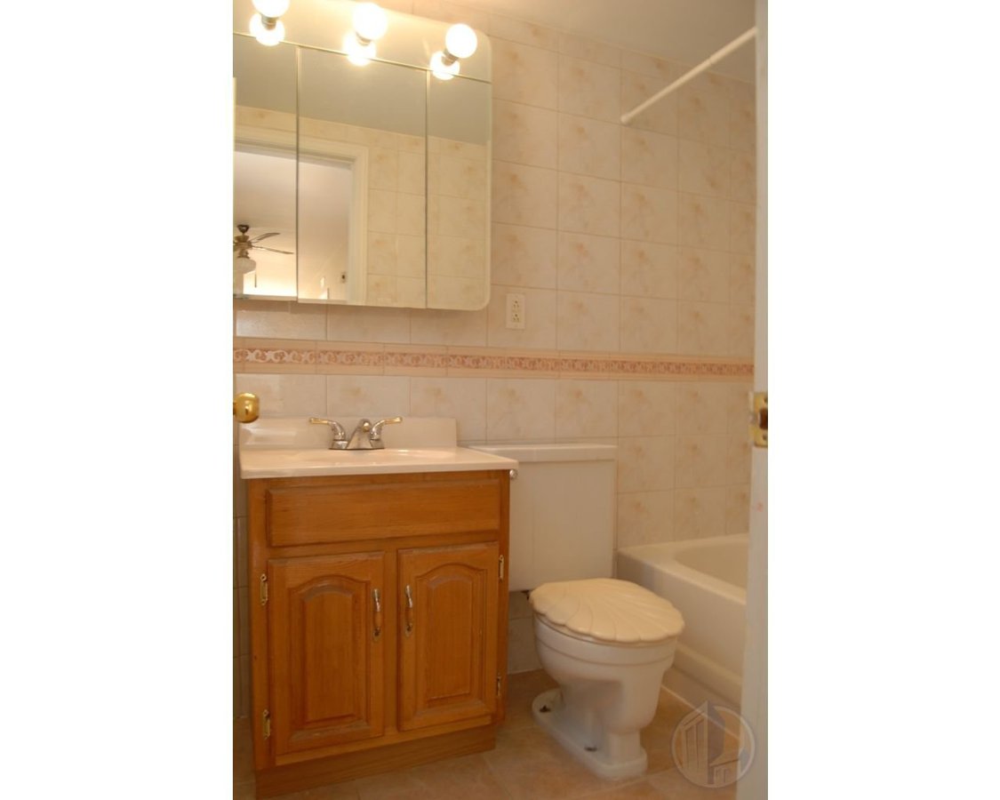 WATERFRONT 4 1/2*RENOVATED*HARDWOOD*APPLIANCES - Photo 4