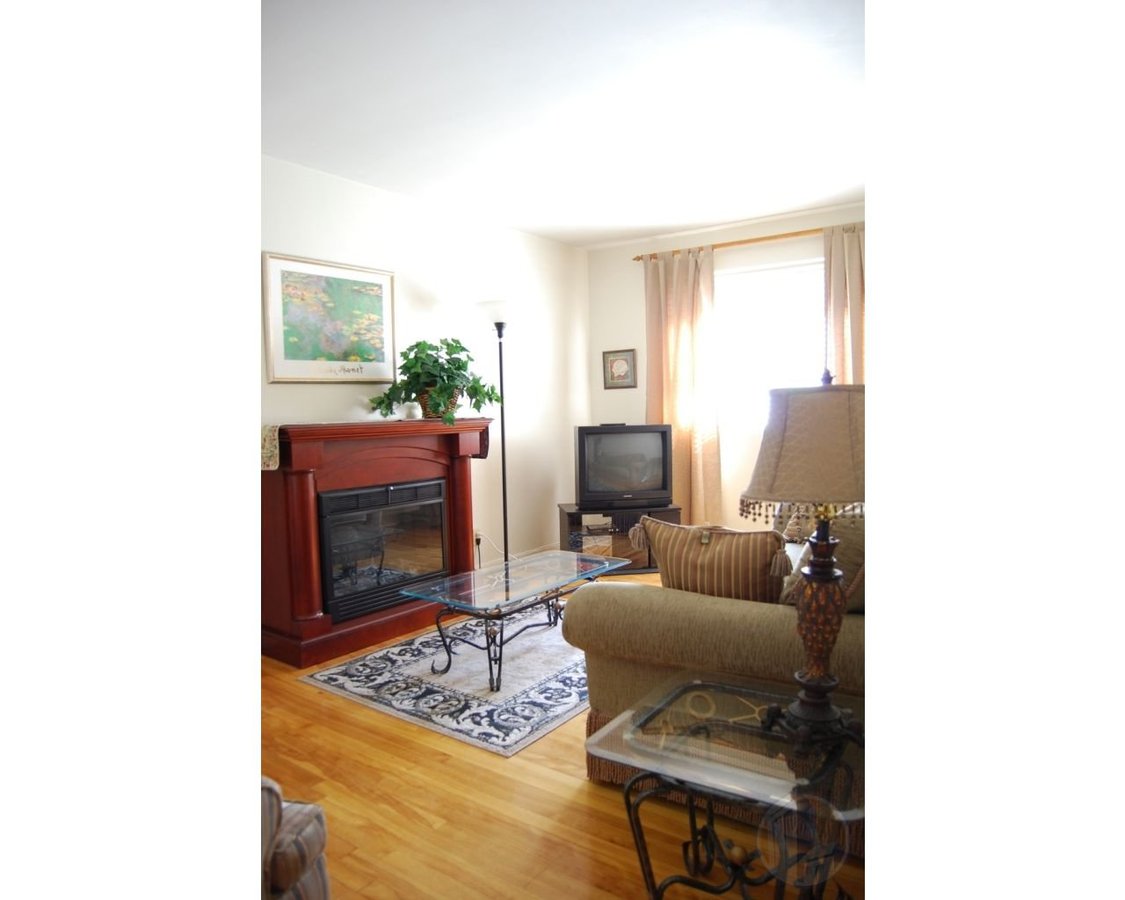WATERFRONT 4 1/2*RENOVATED*HARDWOOD*APPLIANCES - Photo 11