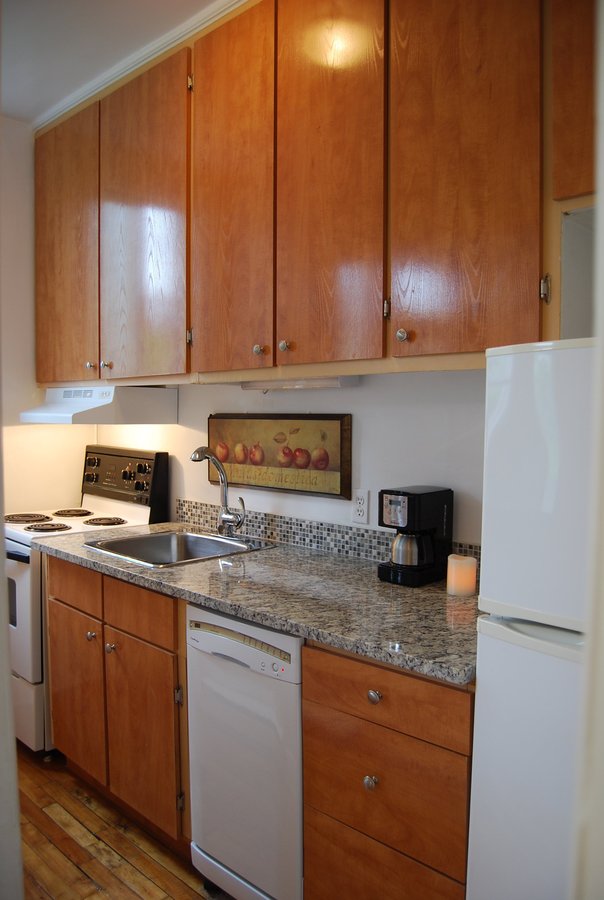 LACHINE WATERFRONT 6-ROOMS*2-FLOORS*2-BEDROOM*YARD - Photo 1