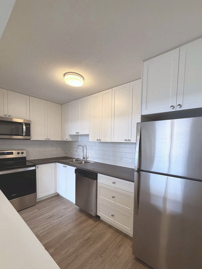 1651 Dufferin Crescent - Photo 2