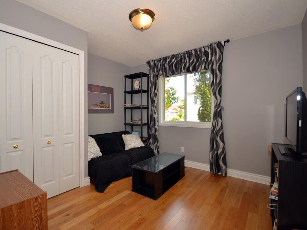 102 Thornbury Crescent - Photo 8
