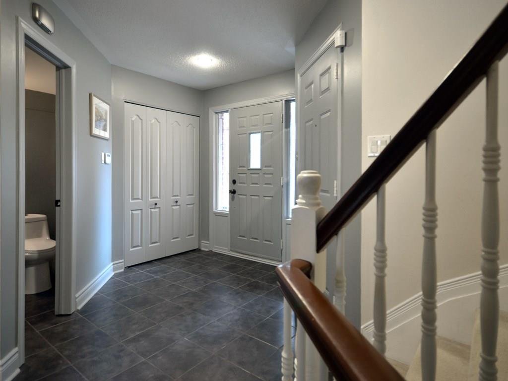 102 Thornbury Crescent - Photo 2