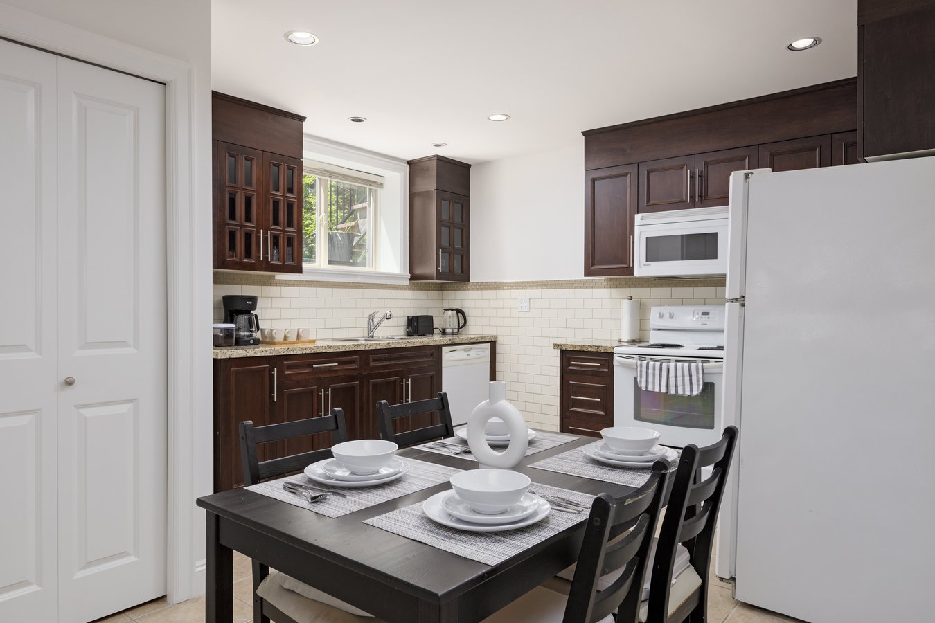947 Belvista Crescent - Photo 2
