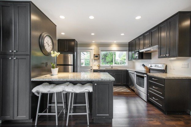 1240 Pinewood Crescent - Photo 3