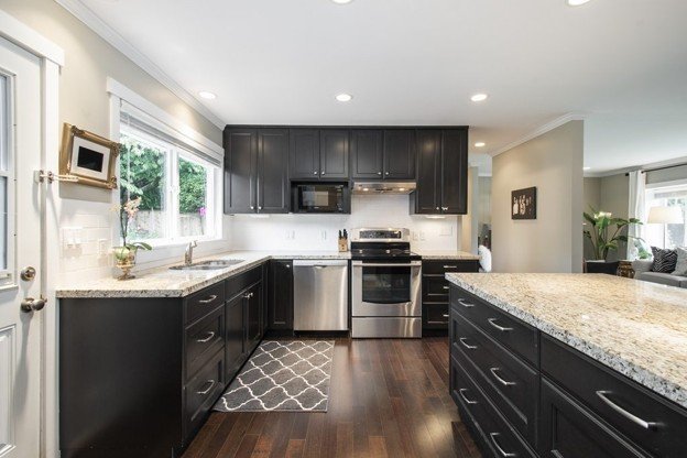 1240 Pinewood Crescent - Photo 4