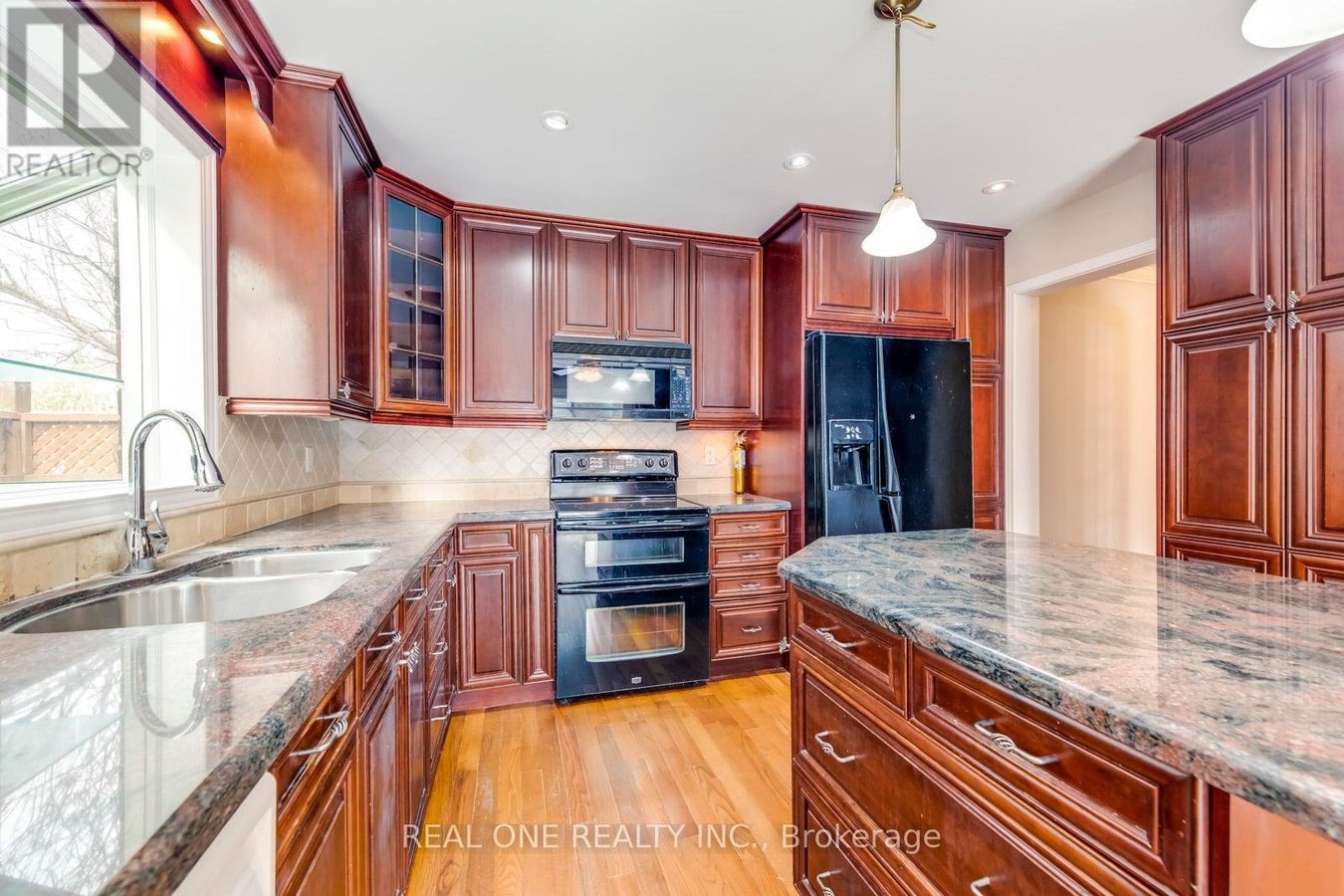1369 MAPLERIDGE CRESCENT - Photo 9