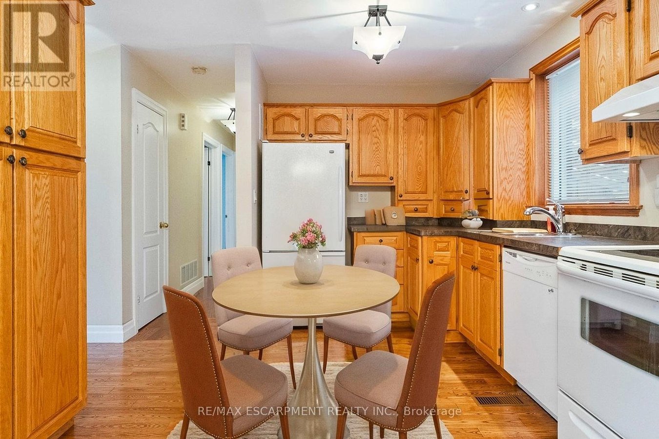 UPPER - 249 SOUTHVIEW ROAD - Photo 4