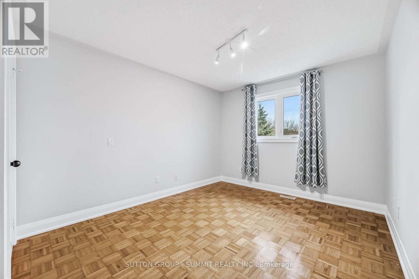 139 GENESEE DRIVE - Photo 17
