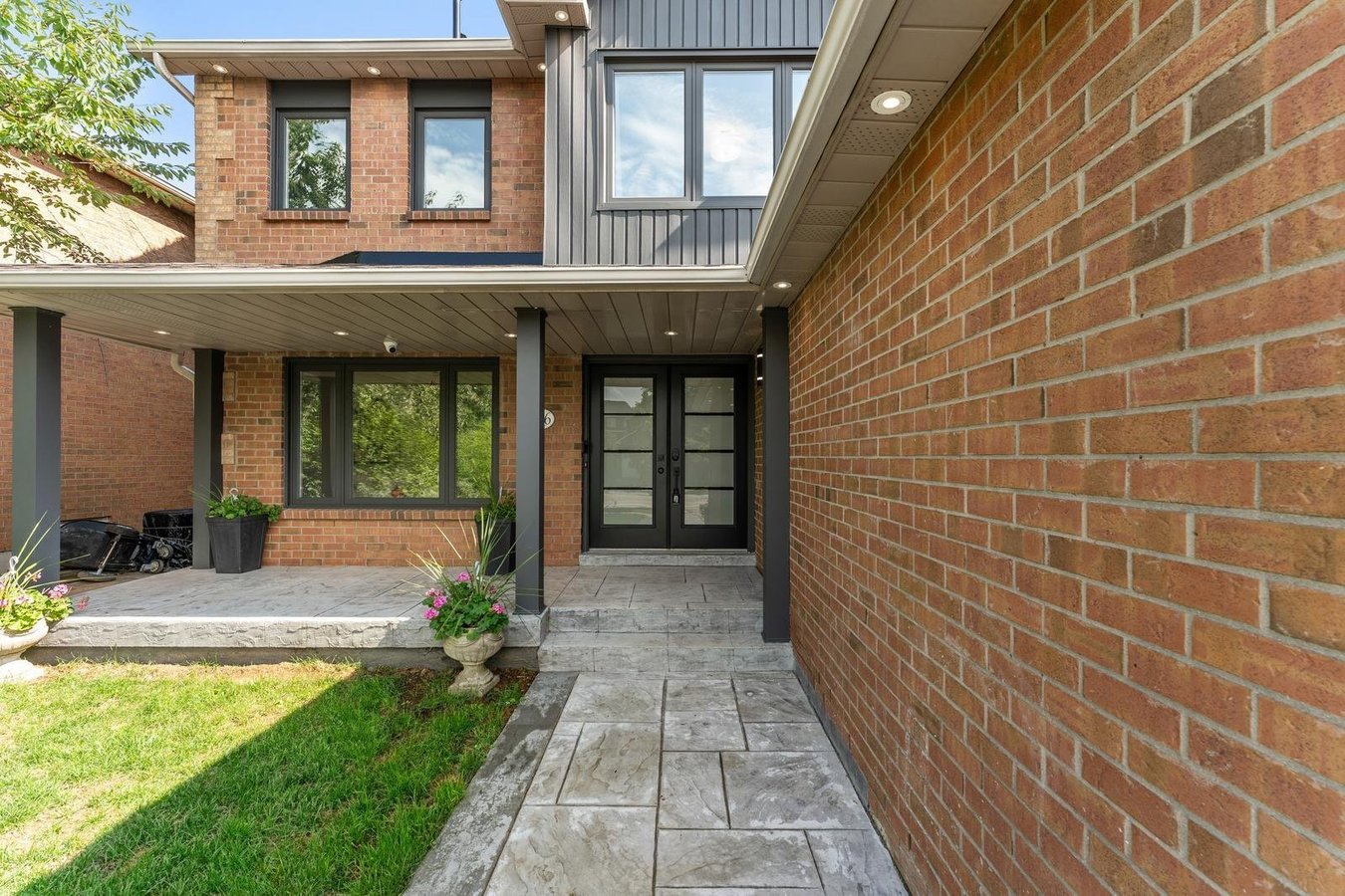 1186 Glenashton Drive - Photo 1
