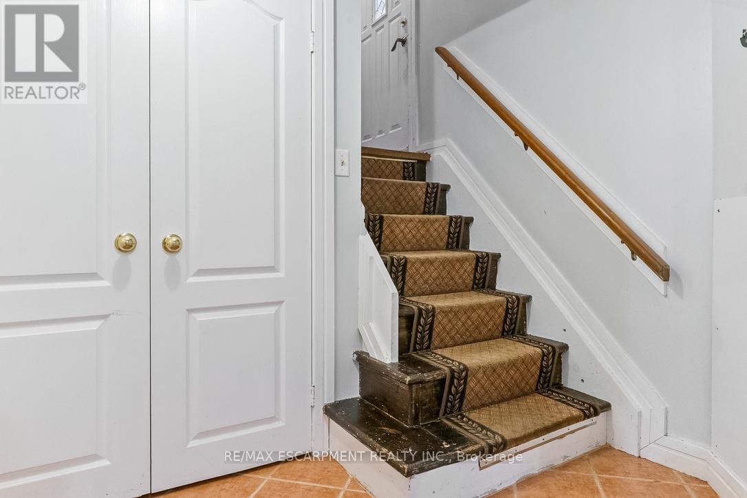 LOWER - 249 SOUTHVIEW ROAD - Photo 2