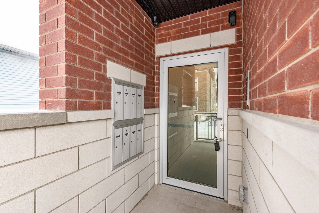250 Shakespeare Street - Photo 2