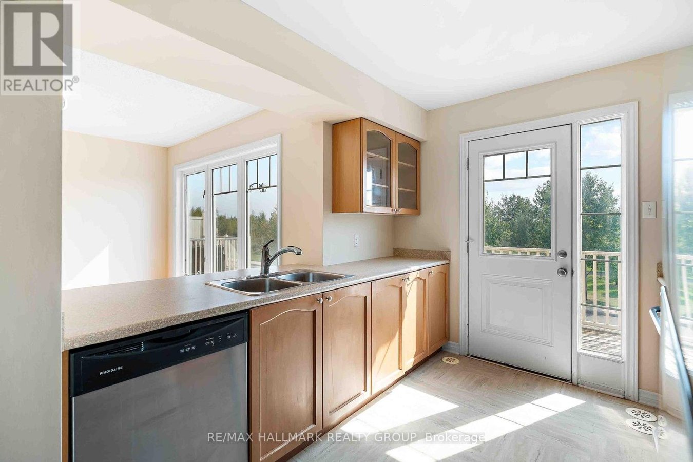 164 SUNSHINE CRESCENT - Photo 7