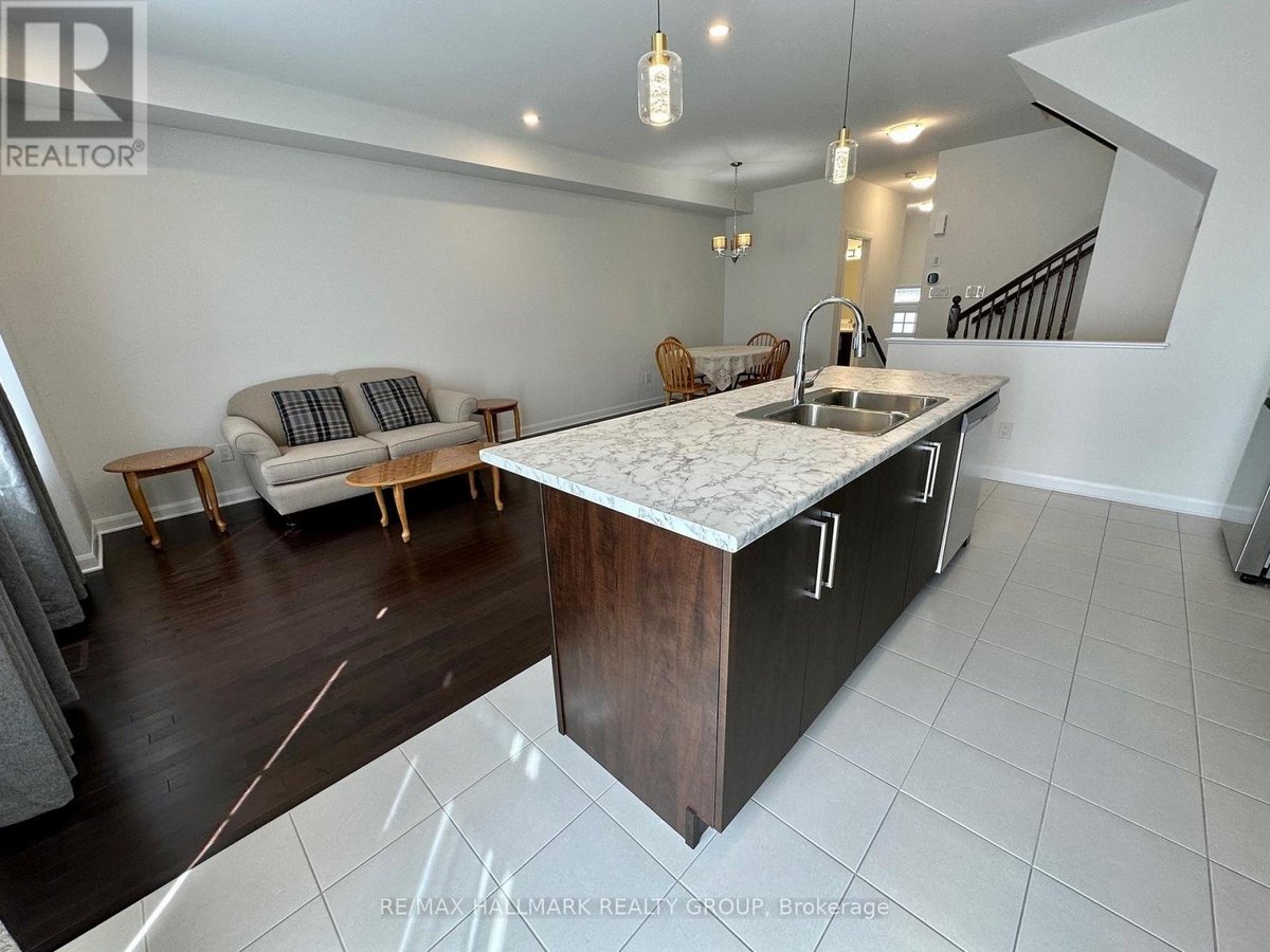 588 LILITH STREET - Photo 8