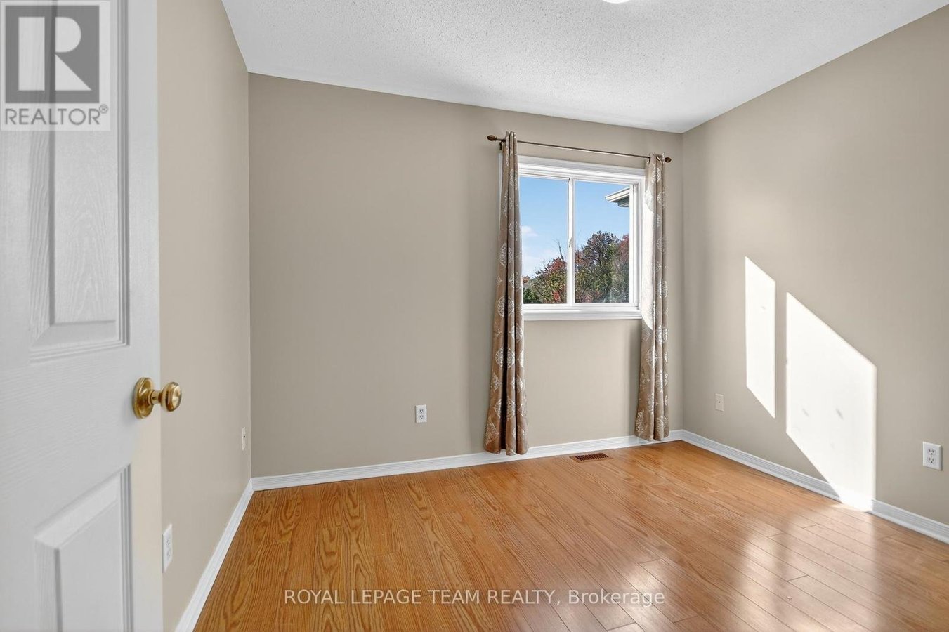 24 HEMLO CRESCENT - Photo 32