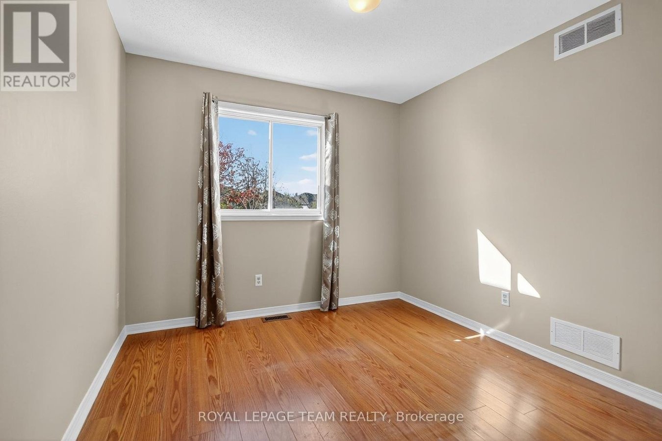 24 HEMLO CRESCENT - Photo 36